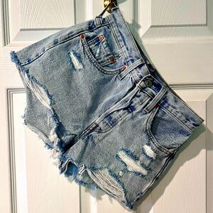 Women's frayed Levi Jean shorts